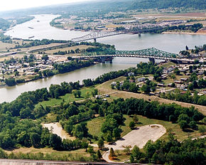 Confluența râurilor Ohio și Kanawha. Râul Kanawha curge din partea stângă și se unește cu râul Ohio. Orașul Point Pleasant este situat în partea dreaptă, la mijlocul imaginii. Henderson, Virginia de Vest este în partea stângă peste Kanawha, iar Gallipolis, Ohio se află în depărtate, dincolo de râul Ohio.
