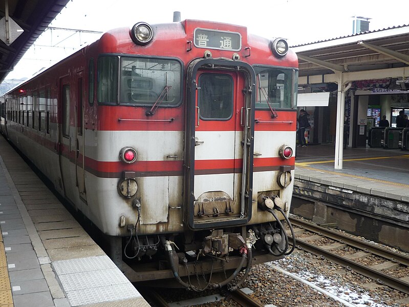 File:Kiha 40 Series at Murakami Station.jpg