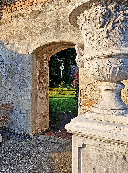 File:Klarissinnenkloster Gasthaus Richard Löwenherz Klostergarten 5.jpg