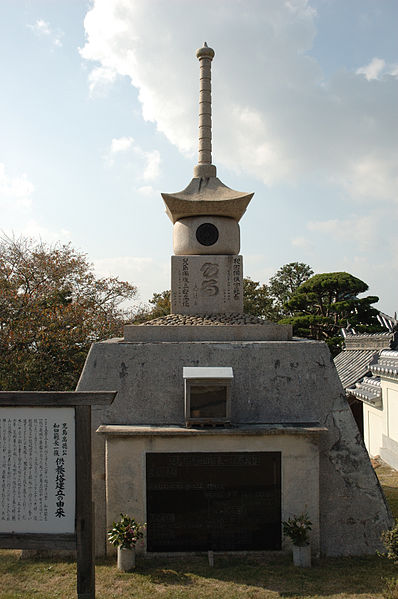 File:Kojima Kotoku Holding a Service Tower.JPG