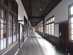 一点透視図法のような構図の参考写真。　愛媛県西予市　米博物館　中央左寄が消失点。