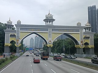 <span class="mw-page-title-main">Kota Darul Ehsan</span> Arch on the border of Kuala Lumpur and Selangor in Malaysia