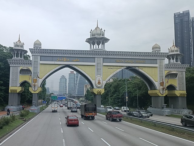 The Kota Darul Ehsan arch.