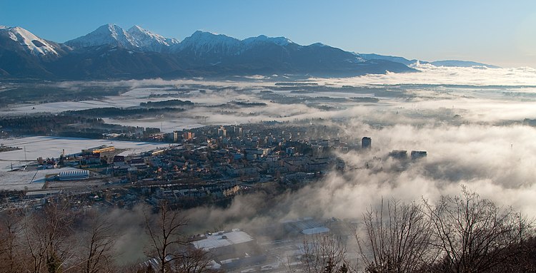 Панорама Краня (Словения), окутанного утренним туманом