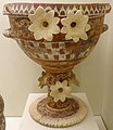 ミノア文明・カマレス様式。花のアップリケで装飾された台坏鉢形土器