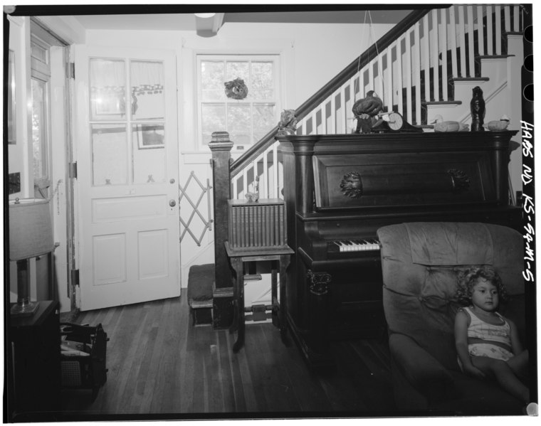 File:LIVING ROOM, SHOWING ENTRY AND STAIRS, LOOKING SOUTH. - Fort Riley, Building No. 122, 122 Lower Brick Row, Riley, Riley County, KS HABS KANS,81-FORIL,2-M-5.tif