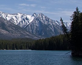 Jezero Minnewanka i planina princeze Margaret.jpg