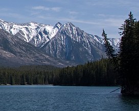 Minnewanka Gölü ve Prenses Margaret Mountain.jpg