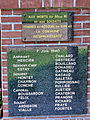 Sur le côté du monument aux morts, une plaque rend hommage au sacrifice de soldats du 50e régiment d'infanterie de ligne en juin 1940.