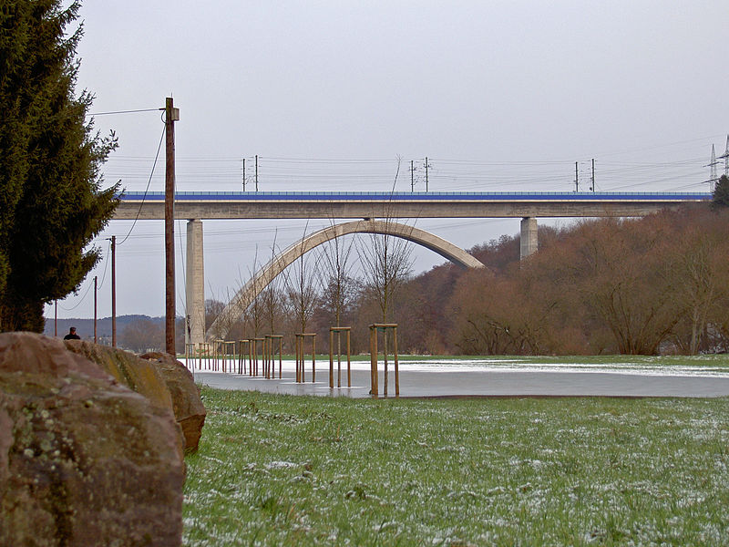 File:Limburg-Eisenbahnbruecke Lahn 2005-01-25b.jpg