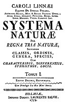 Cover buku dengan teks "Caroli Linnaei Equitis de Stella Polari, Archiatri Regii, Med. & Botan. Anut. Upsal.; Acad. Upsal. Holmens. Petropol. Imper. Lond. Monspel. Tolos. Soc. Systema Naturae per Regna Tria Naturae, Sesuai dengan Kelas, kualifikasi perintah, Genera, Spesies, Cum Characteribus, Differentiis. Synonymis, Meja. Tomus I. Editio Decima, Reformata. Cum Privilegio S:ae R:ae M:tis Sveciae. Holmiae, Impensis Langsung. St. Laurentius Salvii, 1758."