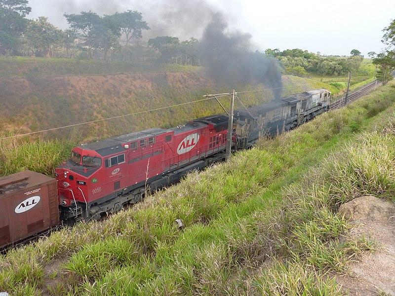 File:Locomotivas de comboio que passava sentido Boa Vista na Variante Boa Vista-Guaianã km 199 em Itu - panoramio.jpg