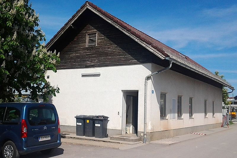 File:Lokalbahnhof Lamprechtshausen - altes Bahnhofsgebäude.jpg