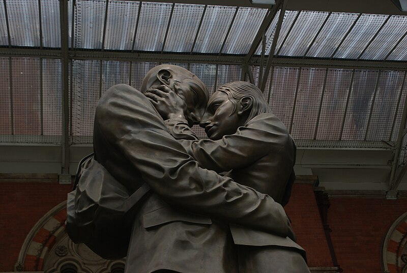 File:Looking up at the statue in St. Pancras Station - geograph.org.uk - 5072520.jpg