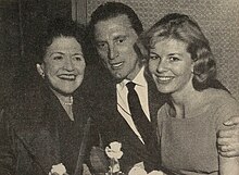 Louella Parsons, Kirk Douglas i Sabine Bethmann, 1959.jpg