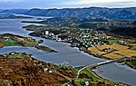 Foto einer Ortschaft, die an der Mündung eines Flusses in einen Fjord liegt