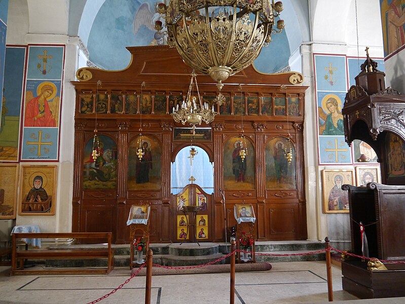 File:Madaba Georgskirche Innen Altar.JPG