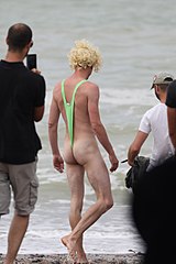 Fichier:Mankini Borat style on the beach - grinning.jpg — Wikipédia
