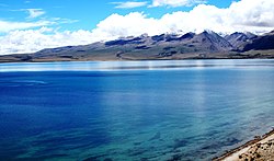 Pohled na jezero a tibetské Himálaje v pozadí