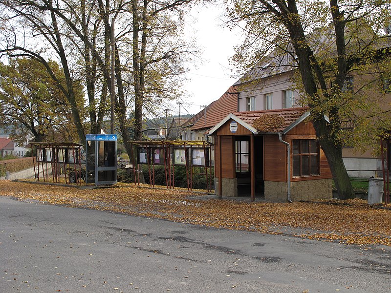 File:Maršovice (okres Benešov), autobusová zastávka a telefoní budka.JPG