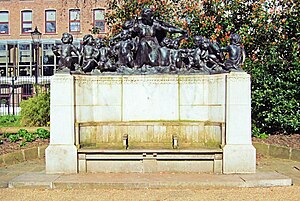 بنای یادبود مارگارت مک دونالد ، میادین مسافرتی لینکلن - لندن. (12987943545) .jpg