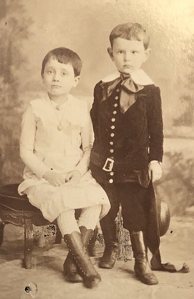 File:Martha Hulda Schwerin (1876-1945) and Bernhard Hans Schwerin (1878-1945) circa 1885 (cropped).jpg