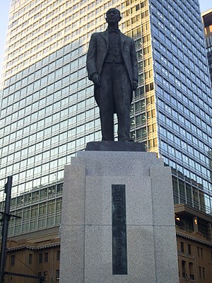 Tokyo İstasyonu Marunouchi Meydanı'ndaki Masaru Inoue Bronz heykelleri.jpg