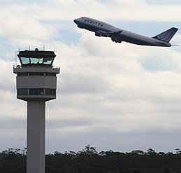 Tour de contrôle de l'aéroport de Melbourne et United B747.jpg