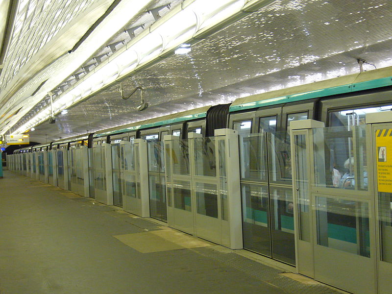 File:Metro Paris - Ligne 1 - Berault - Installation facades de quai (34).jpg