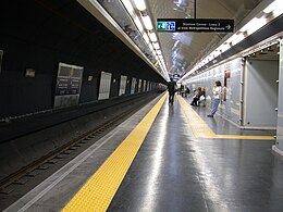Metropolitana di Napoli - stazione Museo - banchina.jpg