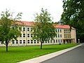 Schule mit angebauter Turnhalle