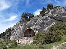 La grotta con l'altare poco sotto la cima