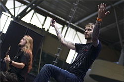 Yhtye esiintymässä Earthshaker Festissä Saksassa heinäkuussa 2007.