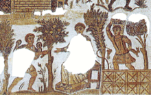 Detalle que muestra una figura sentada a la que le entrega una carta una figura que lleva dos grúas en la espalda y una escena de prensado de uvas en el fondo