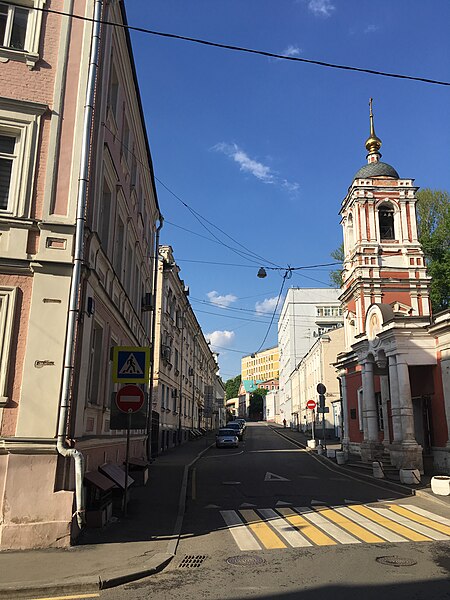 File:Moscow, Podkopaevsky Lane from Podkolokolny Lane - 7105.jpg