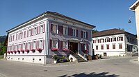 Im späteren 19. Jh. kam das Tog­gen­burger Haus ausser Mode und wurde von einem würfelförmigen Haustyp abgelöst. Restaurant «Hirschen», Mos­nang, erbaut nach dem Dorfbrand 1886[52]