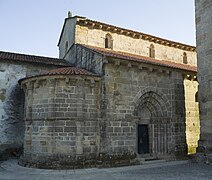 El monasterio de Travanca tiene dos apsidoles redondos que rodean un ábside de forma cuadrada.
