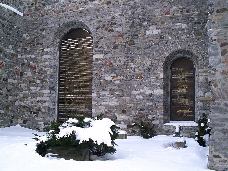 File:Mur Chapelle Ancien Hopital General Montreal.jpg