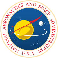 Uma esfera azul com estrelas, um planeta amarelo com uma lua branca;  uma divisa vermelha representando asas e uma espaçonave em órbita;  cercado por uma borda branca com "NATIONAL AERONAUTICS AND SPACE ADMINISTRATION USA" em letras vermelhas