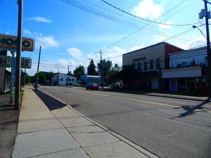 Downtown Cherry Creek kun NY 83 kurante tra la centro.