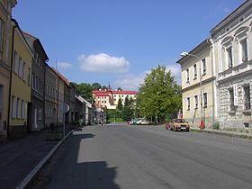 Namesti a zamek v Bezdruzicich.jpg