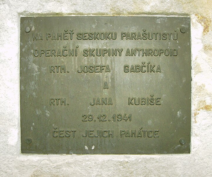 File:Nehvizdy deska na pomniku.jpg