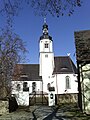 Kirche (mit Ausstattung) sowie Kirchhof mit Einfriedung und Denkmal für die Gefallenen des 1. Weltkrieges