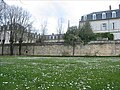 Une vue des bâtiments, depuis les jardins.