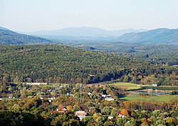 Une vue sur le nouveau château jusqu'aux montagnes