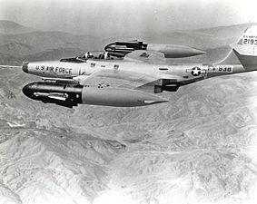 En F-89H med sex stycken Falcon-robotar.