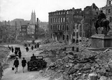 Image of the destroyed old city; in the background the Lorenzkirche (1945) Nuremberg in ruins 1945 HD-SN-99-02987.JPG