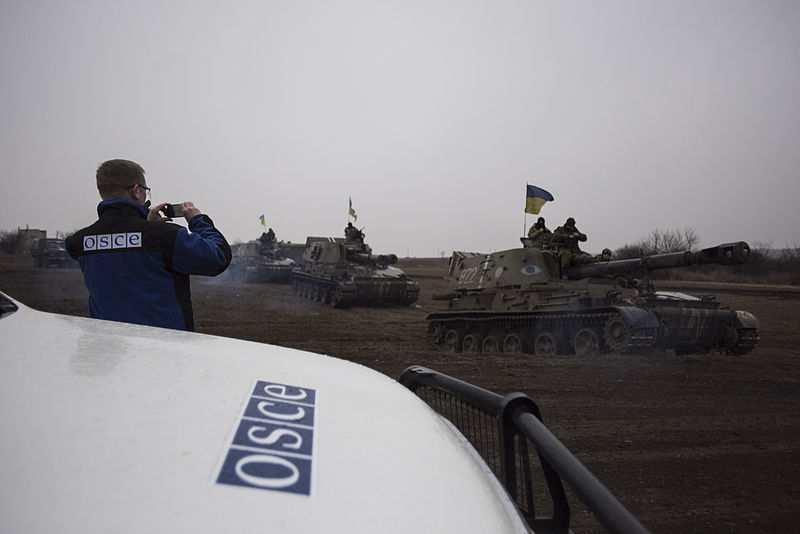 File:OSCE SMM monitoring the movement of heavy weaponry in eastern Ukraine (16731647155).jpg