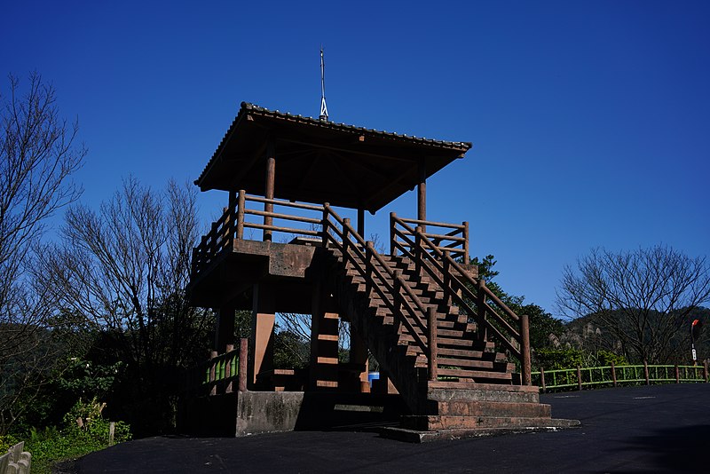 File:Observation deck at Mt Dajian in Xizhi.jpg