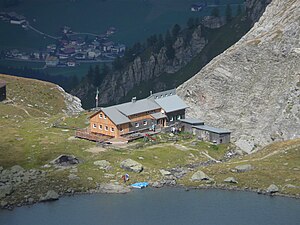 Die Obstanserseehütte, vom Karnischen Höhenweg aus gesehen.